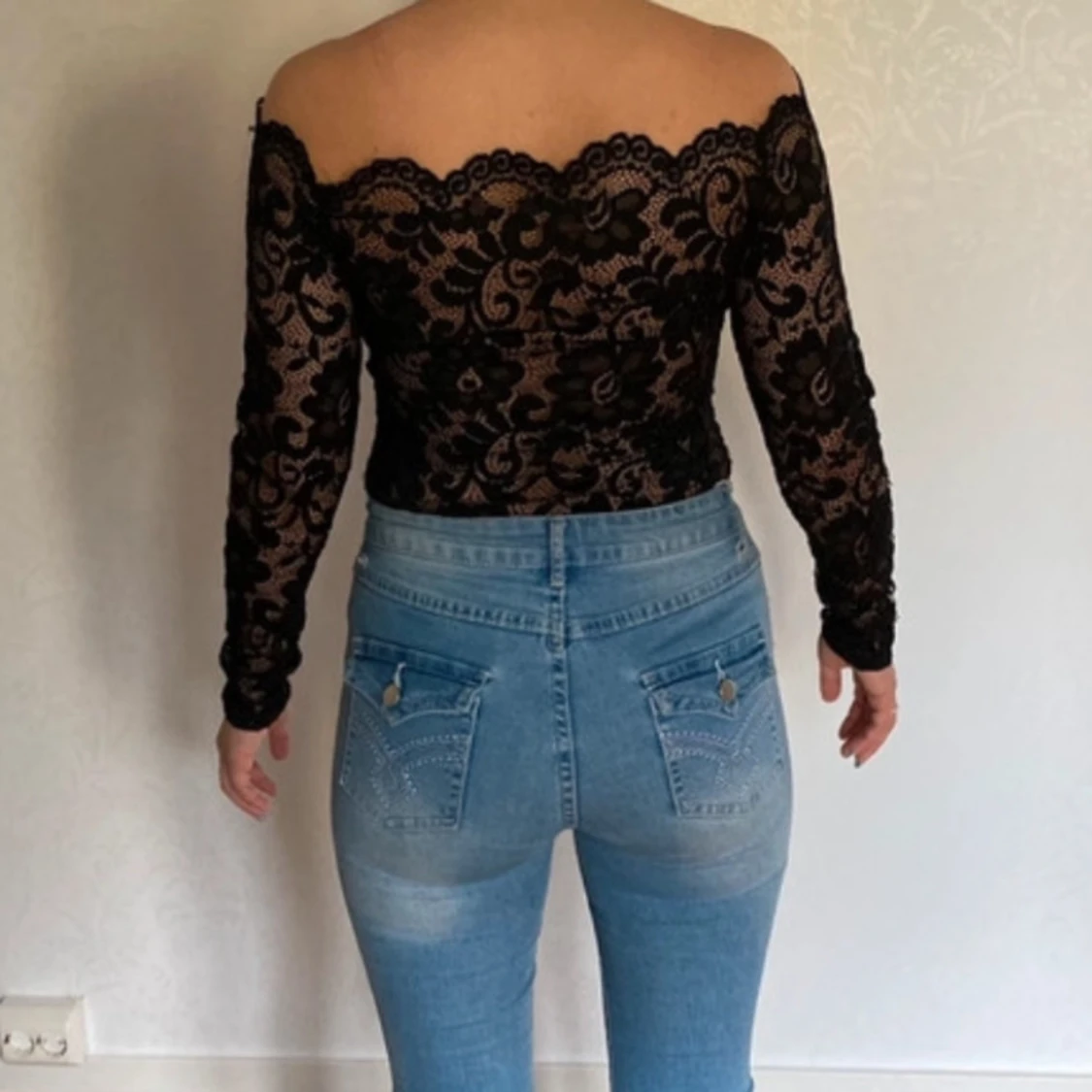 Singoalla med stringbody i spets - 91