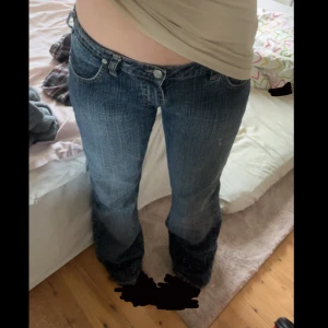 Mörkblå Armani jeans - Säljer dessa snygga Armani jeansen eftersom de är lite för stora för mig, de är använda en del men är i mycket bra skick. De är i storlek 32 men passar någon som har större.  Pris kan diskuteras 