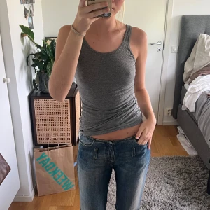 Linne - Superfint basic linne från Hollister! Fint ribbstickat! Storlek XS men är väldigt stretchig och skulle passa upp mot M. Säljer för 20kr! Först till kvarn💓 Hör av er vid frågor!