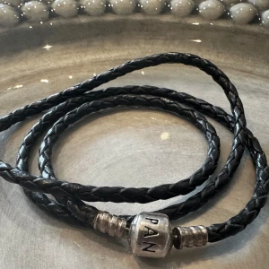 Pandora läderarmband - Fint läderarmband som är 7 cm i omkrets när man snurrar det 3 ggr runt handleden. Fint att bara ha en berlock eller fler. Totala längden är 53 cm när den är utsträckt.