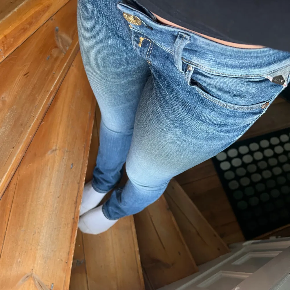 Ett par skitsnygga och sköna Replay jeans, passformen är slim bootcut, de är lågmidjade och strl w26. Fint skick💞💞. Jeans & Byxor.