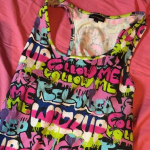 Långt scene linne  - Linne från Kappahl perfa för scene kids :3. Med olika ord i graffiti stil över hela linnet. 