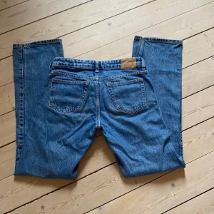 Low waist jeans - Jättesnygga Arrow low straight jeans från Weekday, i färg: Dusty Blue. Jättebra skick - i princip som nya. Säljer pga att de är för små för mig 💫 Midjemått rakt över = 38 cm  Innerbenslängd = 78 cm