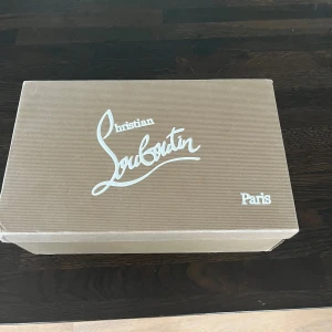 Christian Louboutin/ Loubs - louboutin skor i storlek 42. Skorna är som nya eftersom dom knappt är använda. Jag kan inte garantera att skorna är äkta men allting finns såsom låda och kvitto 