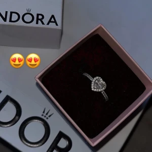 Pandora ring  - Ring från Pandora jätte fin har haft den nu i 5 månader men använt ungefär 3veckor på grund av lite för stor storleken är 52 kan diskutera om priset  skriv för mer bilder 