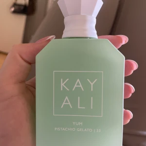 Kayali parfym  - Säljer denna då den inte passade mig. Endast använt 4 sprut. Tagen ur sin förpackning förra veckan så helt ny. 50 ml.  Nypris 1099kr. 