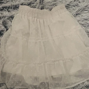 Kjol - Jättefin sommar kjol, den sitter perfekt! 