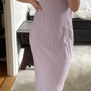 Klänning - Slipklänning från H&M i storlek S, dock insydd i sidorna så den sitter mer som en XS. Justerbara axelband. Hann tyvärr aldrig komma till användning! :)