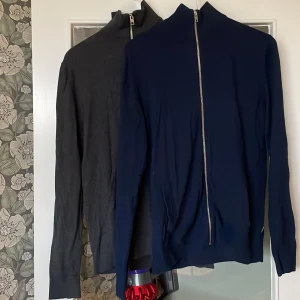 Stickade tröjor - Tja säljer dessa två stickade tröjor från märket Jack and Jones då det aldrig kommer till användning, tröjan som är grå är använd max 3 gånger och den mörkblåa är använd lite mer och därav priset! Skriv om fler bilder önskas!🚀