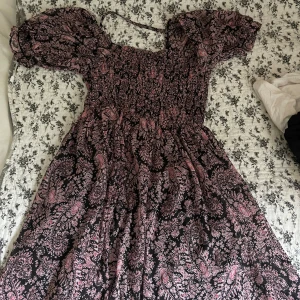 Klänning - Hej! Säljer denna jätte söta klänningen från vintage dressing, den är i nyskicks och använd ca 1-2 gånger. pris kan diskuteras