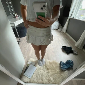 Kjol - Söt beige kjol från stradivarius. Lånade bilder (säljer exakt likadana) , kom privat för egna bilder🩷🩷