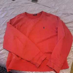 Ralph Lauren polo tröja i röd  - Säljer min underbara röda polo tröja som ej kommer till användning!❤️(obs; nypris runt 2000 kr)