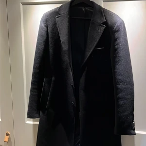 Rock från These Glory Days - Väldigt gott skick, sparsamt använt! Skick: 9/10 Marinblå Storlek: 46. Motsvarande S, samt tight M Går att diskutera paketpris om det även finns intresse för andra annonser jag har ute!!💸