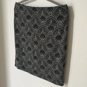 Festlig kjol - Glittrig kjol i fint skick. Längd 44 cm.