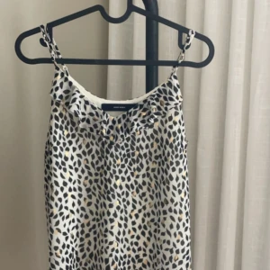 Topp - Säljer denna jättefina toppen från vero moda, använd en gång, säljer då den aldrig kommer till användning längre. Säljer för 150 🫶🏼