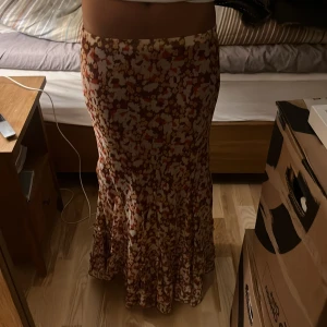 långkjol  - säljer denna så söta lång kjol med mönster med blommor💞Jag är ca 1,62 och den passar jätte bra på mig!💞Skriv om ni har frågor!