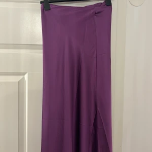 Lila satinkjol - Lila satinkjol från monki som inte säljs längre💜Använd 1 gång på konsert. Nyskick, inga defekter❣️Köpt för 400kr