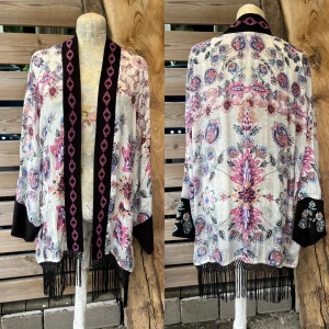Fantastiskt vacker kimono från desigual stl L - Endast provad och sen blivit hängande o garderoben tyvärr. Otroligt fin 💫 märkt stl L men passar stl S-L. 100% viskos, fransarna i polyester. Dyr i inköp