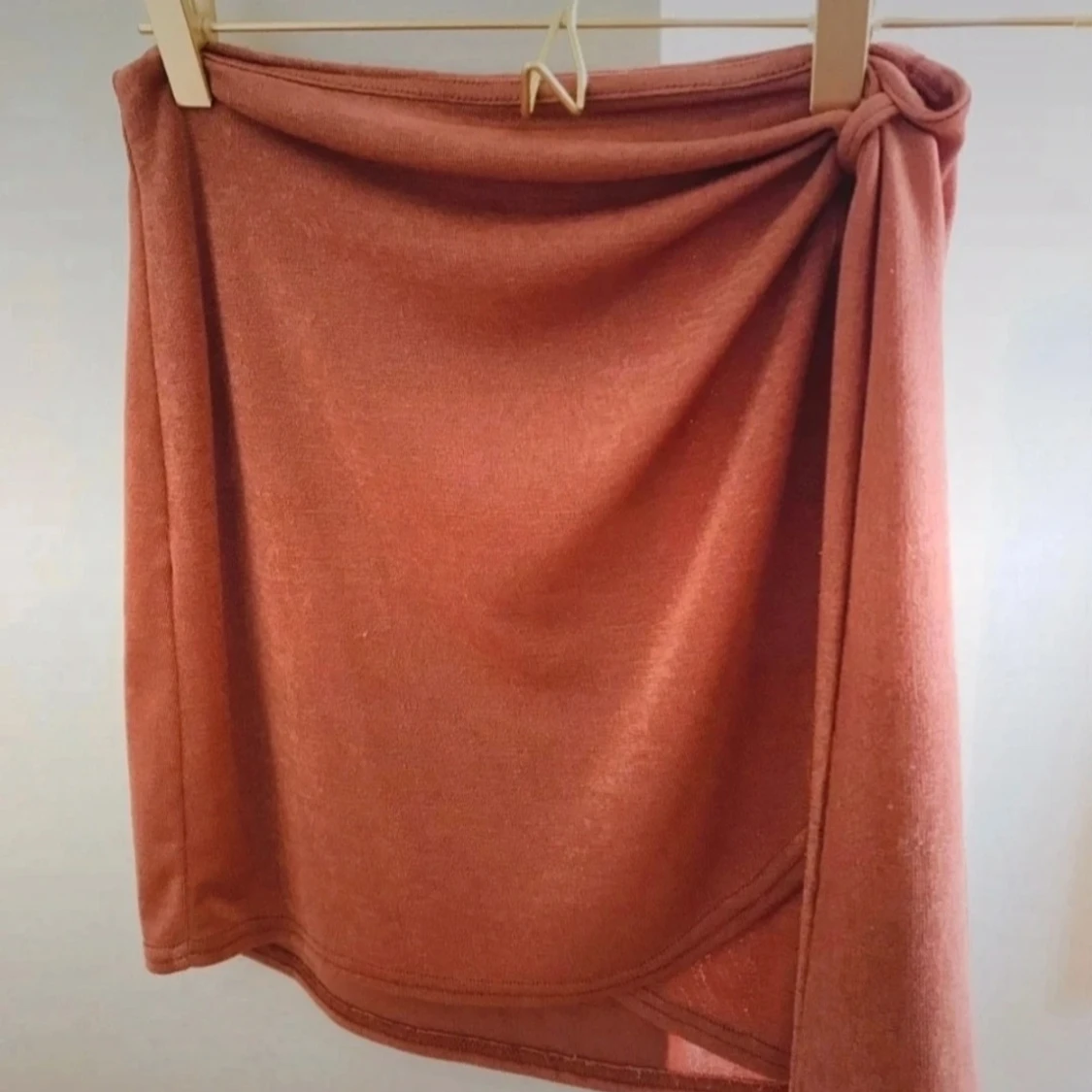 Rostfärgad långärmad topp med knutdetalj - 92