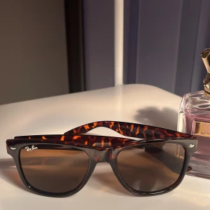 Rayban glasögon  - Hej, nu säljer jag mina rayban glasögon som jag har haft i min ägo i 3 månader. Vill bli av med dom ganska fort för att det skulle behövas en liten peng i fickan. Priset är inte hugget i sten så det kan diskuteras.  //Melvin