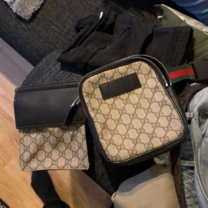 Hej säljer min Gucci GG Supreme Bum Bag Black Beige - Skicket är väldigt bra, använd väldigt få gånger. Kartong och certifikat följa med till väskan.