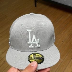 La keps  - Jättefin La keps superfräsch och i jättebra skick, storlek 60.6cm, 7 5/8 Skriv om ni är intresserade eller har frågor.