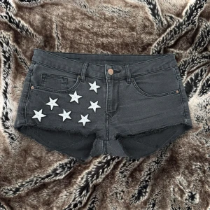 reworked shorts  - midja: 77 🤍 uppcyklade lågmidjade jeansshorts 🤍 jag är 171cm & stl S/36/28 för referens 🤍 läs POLICY & FRAKT (i gillade inlägg) innan du skriver 🤍 använd gärna ”Köp” 🤍  