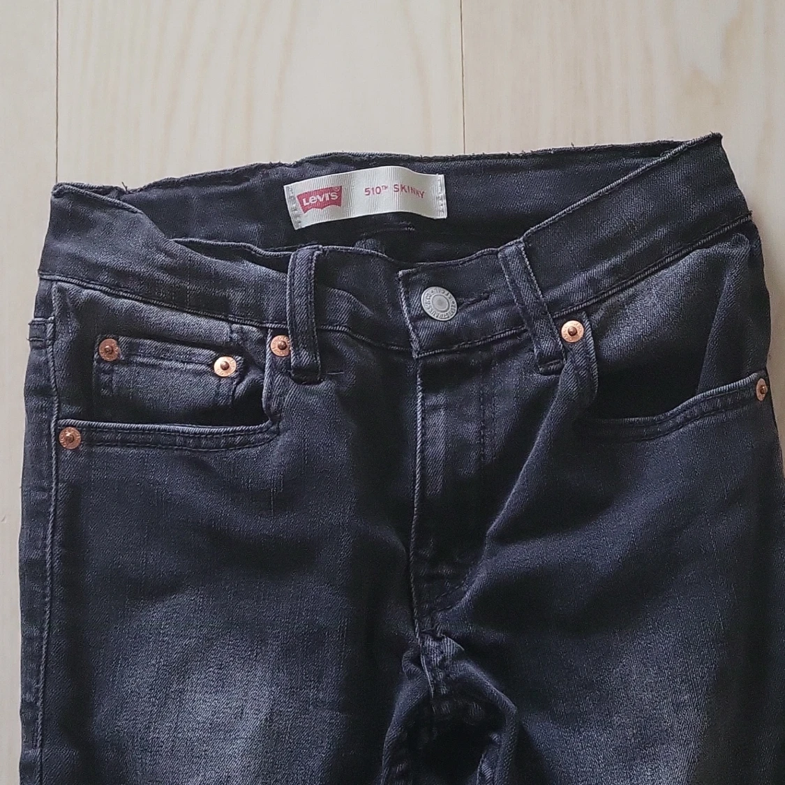 Jag säljer jeans från Levis som har blivit använd en gång! Byxorna är jätte fina !!! - 90