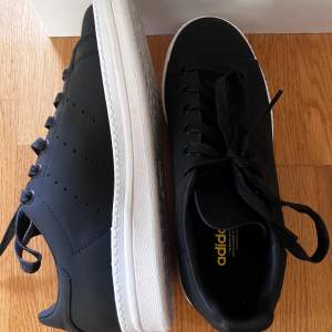 Svarta sneakers från adidas, aldrig använda