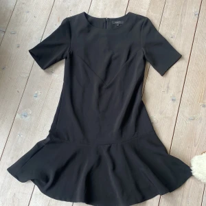 Klänning  - En fin klänning med detaljer  Storlek M Knappt använd