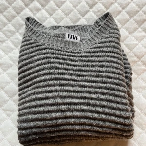 Grå stickad tröjan - Storlek S/36 och är i använd skick. Tröjan är i färg grå 