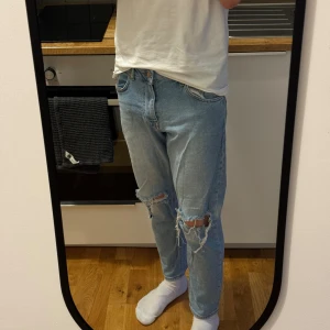 Jeans ripped - Ripped jeans som är nästintill oanvända. Passformen är lite mer ”skinny”. Storlek: 29/30. Skick: 8 av 10. 
