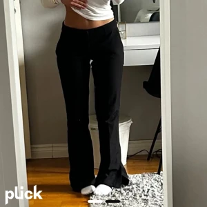 bikbok kostymbyxor - Säljer de här svarta kostymbyxor i storlek 36, de är använda några gånger men de ser ut att vara nya ❤️ nypris: 499kr mitt pris: 299kr ❤️ skriv om intresse ❤️ priset kan diskuteras ❤️ första bilden är inte min 