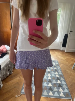 Supersnygg lila kjol💘 - Säljer nu denna jätte fina lila kjol från zara då den är för liten för mig 🌸inga defekter, skriv privat för frågor💕pris kan diskuteras!