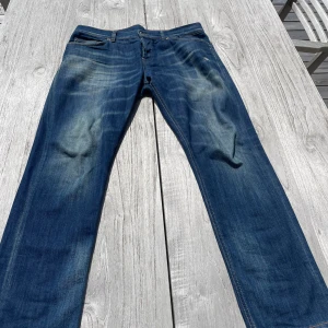 Dondup  - Ett par riktigt feta Dondup jeans i storlek 35. Jeansen är i riktigt bra skick och är sparsamt använda! Hör gärna av er vid minsta fundering! Mvh, Elison