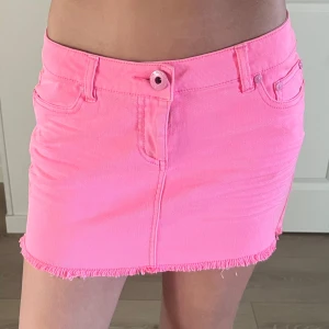 Rosa minikjol  - Rosa minikjol från ONLY i storlek 38 men passar 36/S 