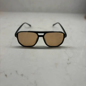 Solglasögon - Snygga solglasögon Brunt glas Inget märke