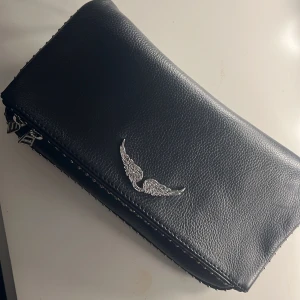 Zadig Voltaire  - Säljer min fina Zadig väska då den inte kommer till användning för mig, men kanske för dig💞  Fint skick inga defekter eller liknade. 