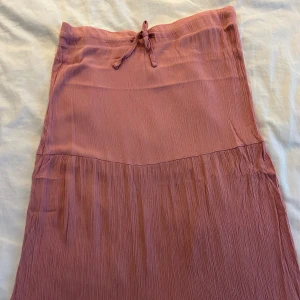 Rosa kjol  - Söt rosa kjol i tunt flowigt tyg. Riktig sommardröm! 