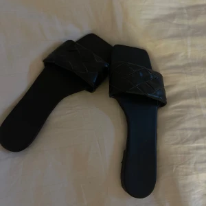 sandaler  - svarta sandaler, ingen klack i storlek 38-39💗 svarar snabbt vid frågor💗