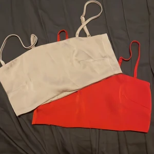 Två toppar . - Har köpt från second hand men dom va för små så dom kom aldrig till användning. Säljer dom två tillsammans. Men kan göra undantag om ni vill ha en. Finns beige o röd.