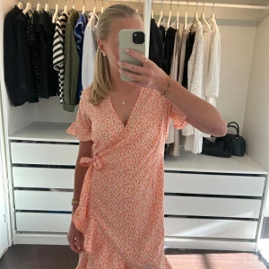 Rosa volang kläning Vero Moda  - Den är använd endast en gång så väldigt fint skick 