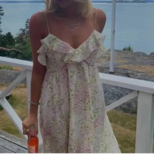 Blommig klänning hm - Superfin från hm skriv för egna bilder!🩷