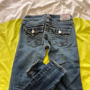 True Religion jeans - Snygga vintage True Religion jeans, strl w25, ganska långa i benen. Superfint skick💞💞