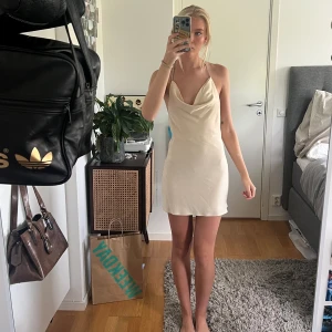 Klänning - Zara klänning med lappen fortfarande kvar, storlek XS men passar även S. Originalpris 399, säljer för 140kr! Först till kvarn. Hör av dig om du har några frågor!