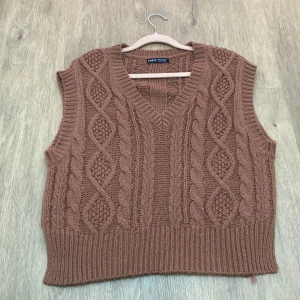 Sweater vest  - Jag säljer en helt ok sweater vest. Säljs för att har bytt stil skick 8:10  