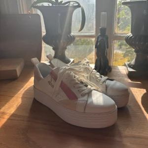 Söta sneakers🩷 - Säljer dom här jätte söta skorna från mjus med rosa dragkedja på sidorna💕Perfekta till sommaren. Använda endast 2-3 gånger, så som nya💕Ordinarie pris ligger på 1700kr. Pris kan diskutera. Fråga gärna om fler bilder om ni behöver🩷