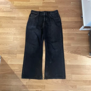 Acne studios 2021m jeans vintage black - Acne studios 2021 midwaist jeans i vintage black colorway. size 32 32, sitter snarare 31 31  Lite heeldrag, har en skada längst nere i fram och skulle nog behöva tvättas, även uppsydda av mig nån centimeter  Kostar nya typ 3500 eller nått minns int