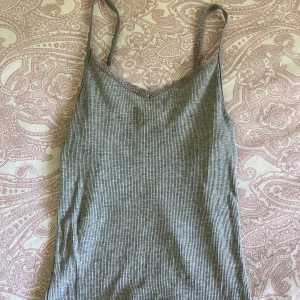 Linne med spets✨ - Gulligt linne med fina spetsdetaljer💕 storlek 134/140 i fint skick🫶 trots barnstorlek så passar den även någon som har xxs eller xs🥰