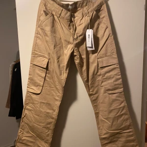 Cargo jeans  - Ett par fina cargos, har tyvärr inte kommit till användning då de är för stora för mig. Prislappen sitter kvar. Köpt på Gina tricot för 500kr säljer för 300kr ( pris kan diskuteras)